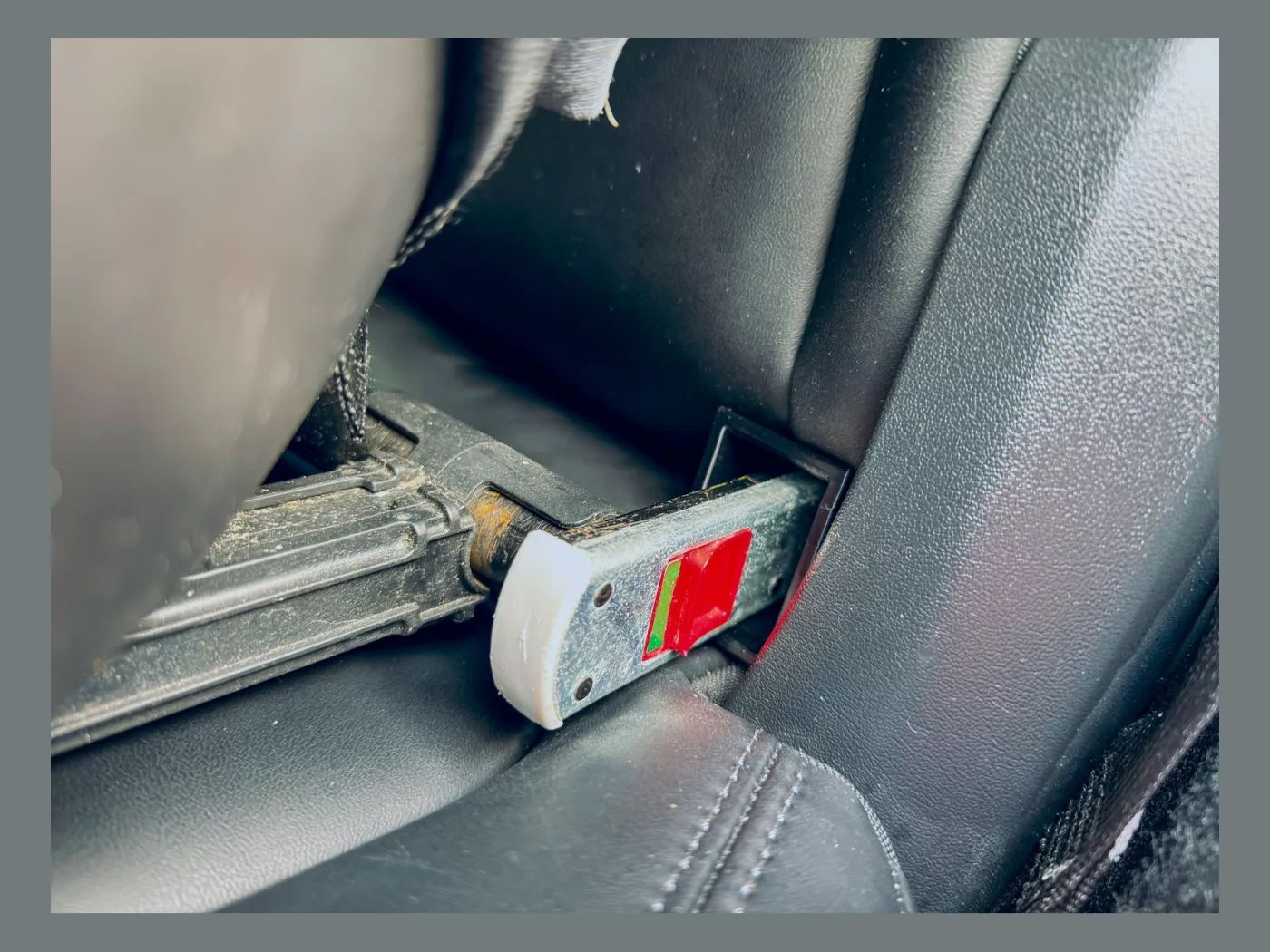 №74 Направляющая крепления Isofix Tesla Model Y
