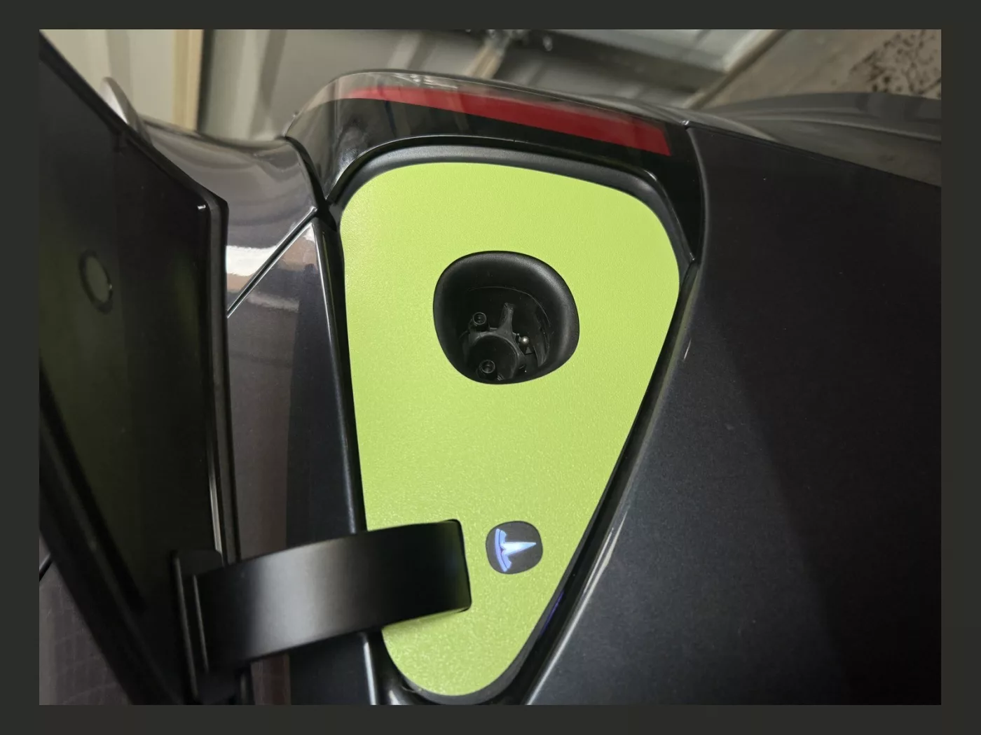 №79 Цветная накладка зарядного порта Tesla Model 3/Y