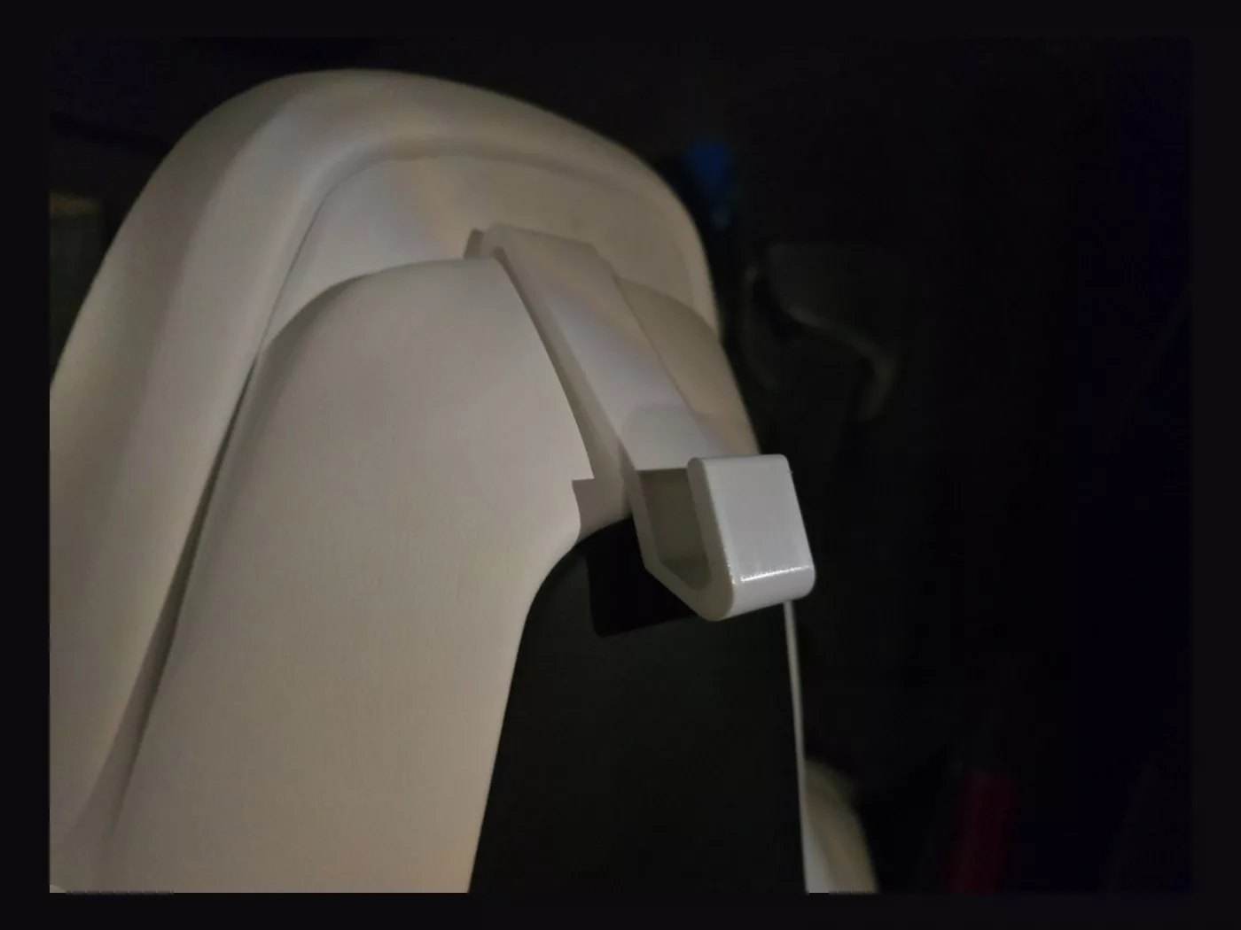 №17 Крючок для одежды Tesla Model S / X