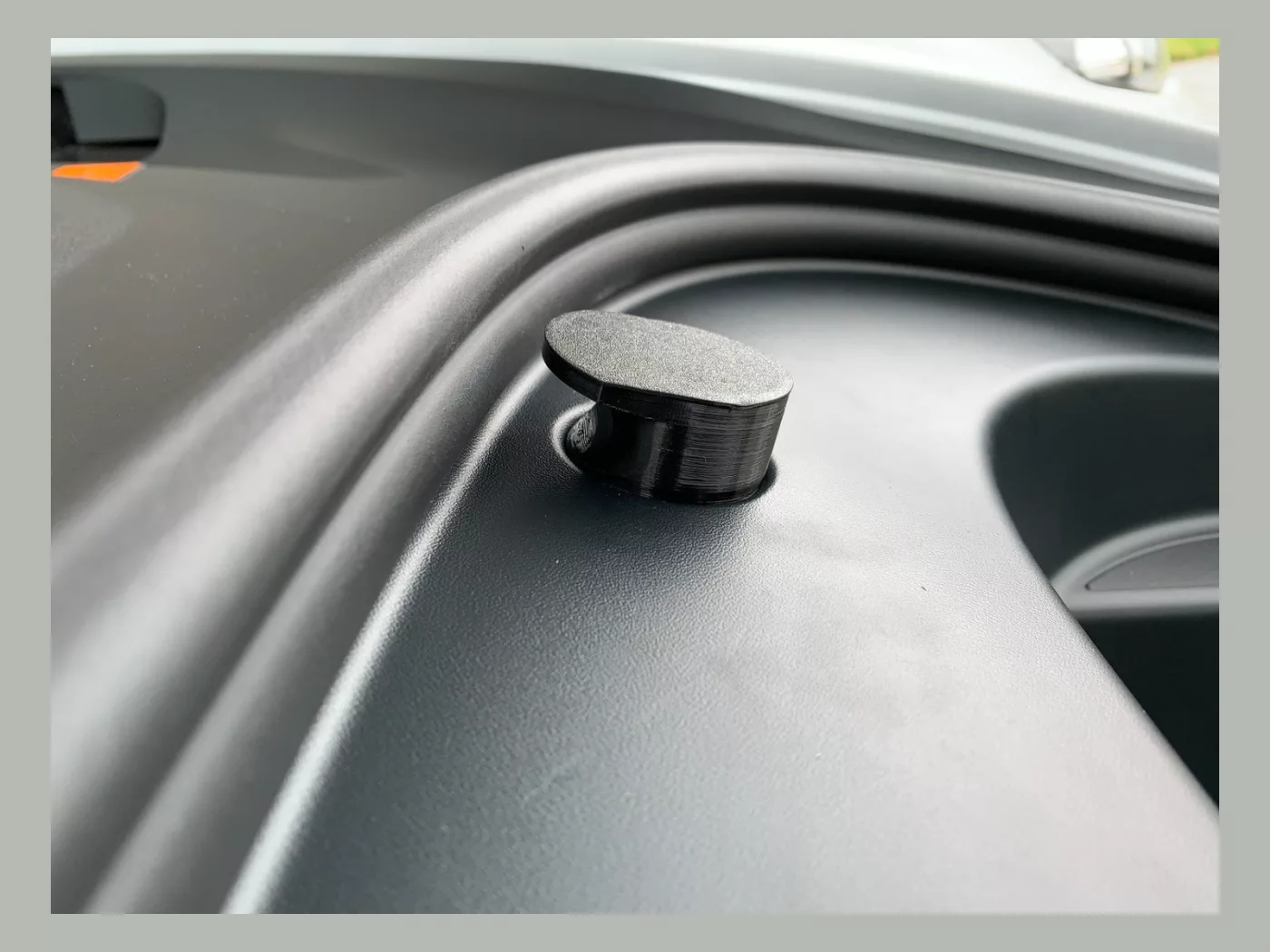 №202 Крючок в переднем багажнике Tesla Model 3