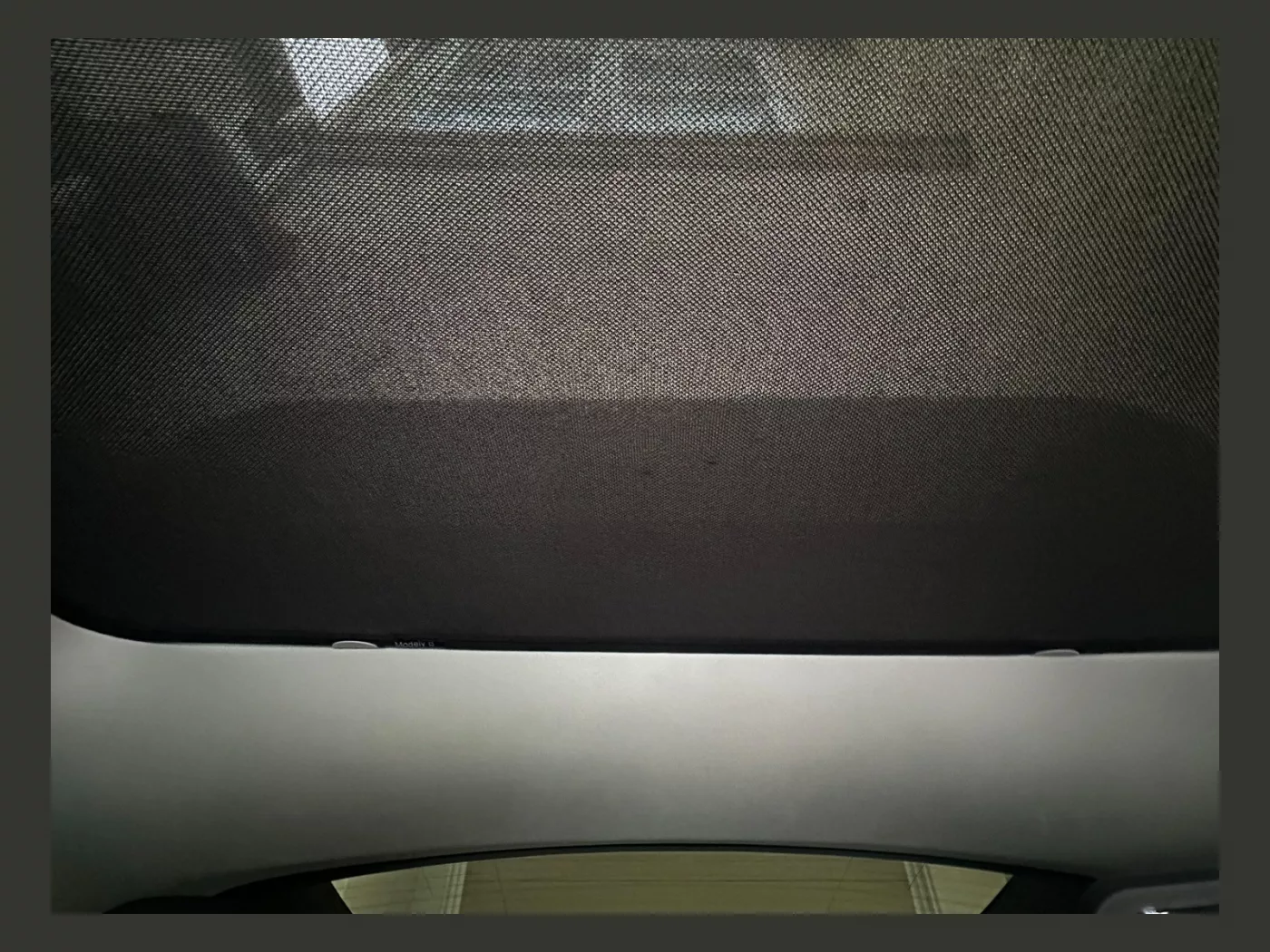 №101 Клипса солнцезащитной шторки крыши Tesla Model Y / 3
