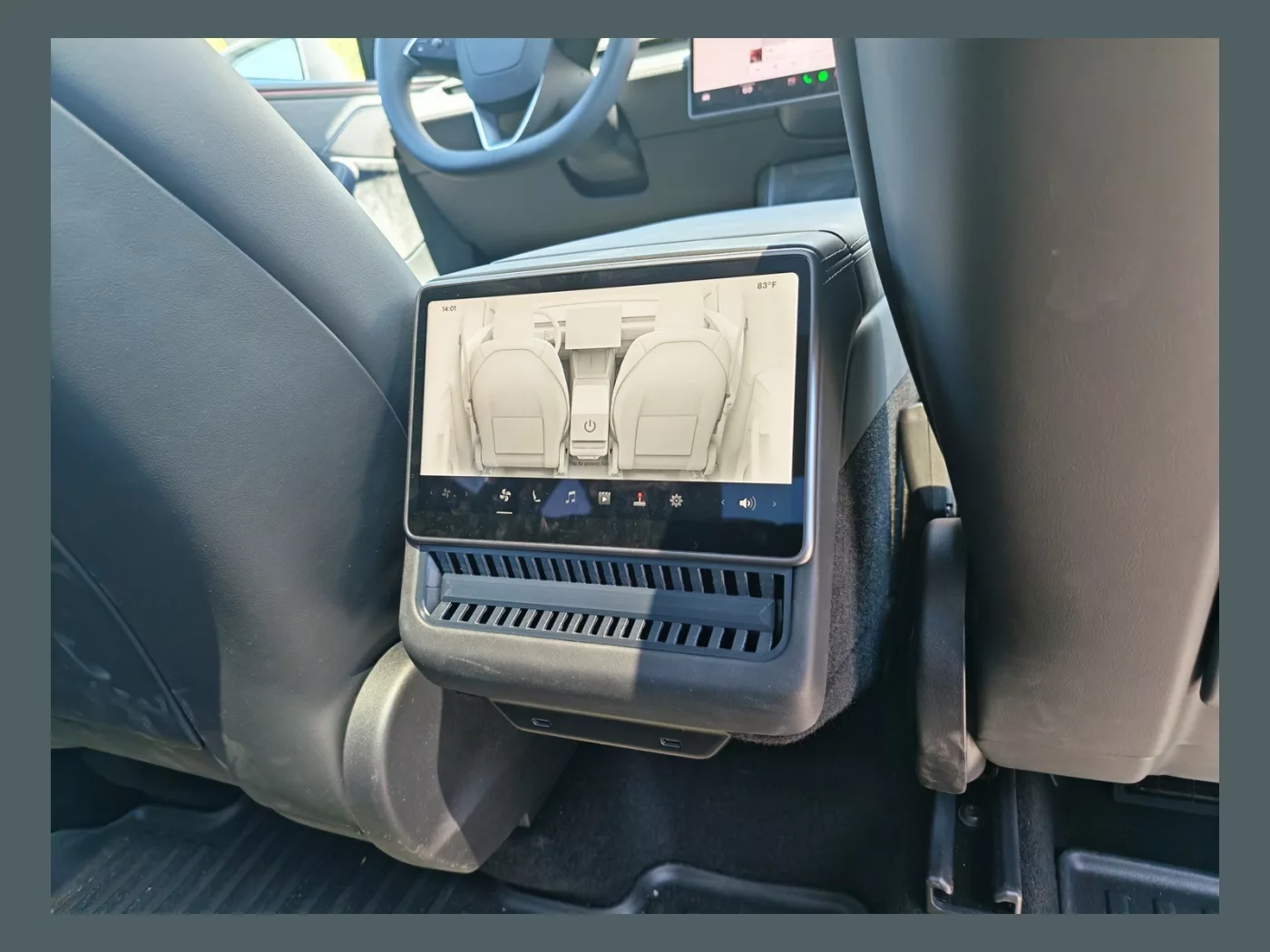 №49 Решётка вентиляции экрана задних сидений Tesla Model Y Juniper