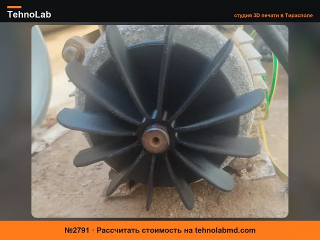 №2791 Моторный винт диаметром 114,7 мм. Вал 15мм