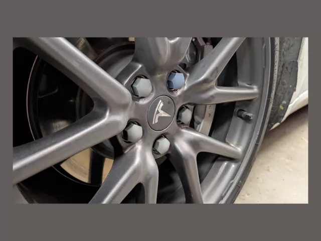 №118 Колпачок колёсной гайки Tesla Model 3 18 Aero