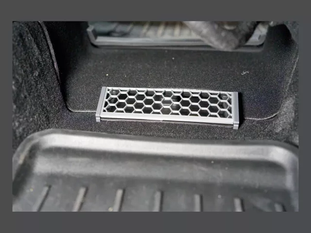 №102 Решётка воздуховода под сиденьем Tesla Model Y
