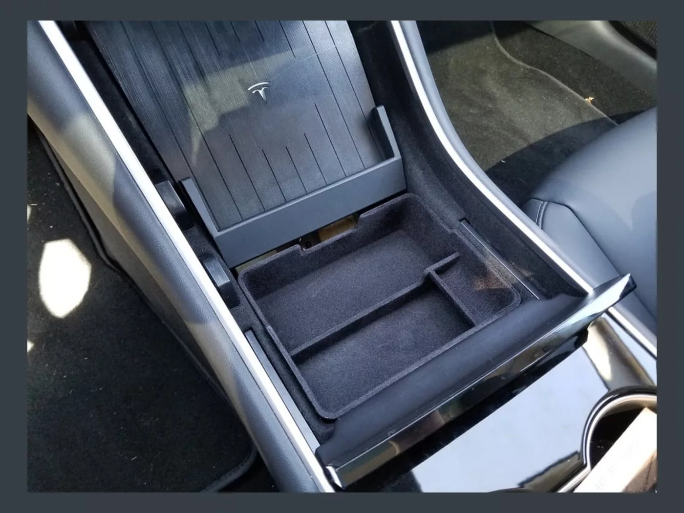 №190 Лоток центральной консоли Tesla Model 3