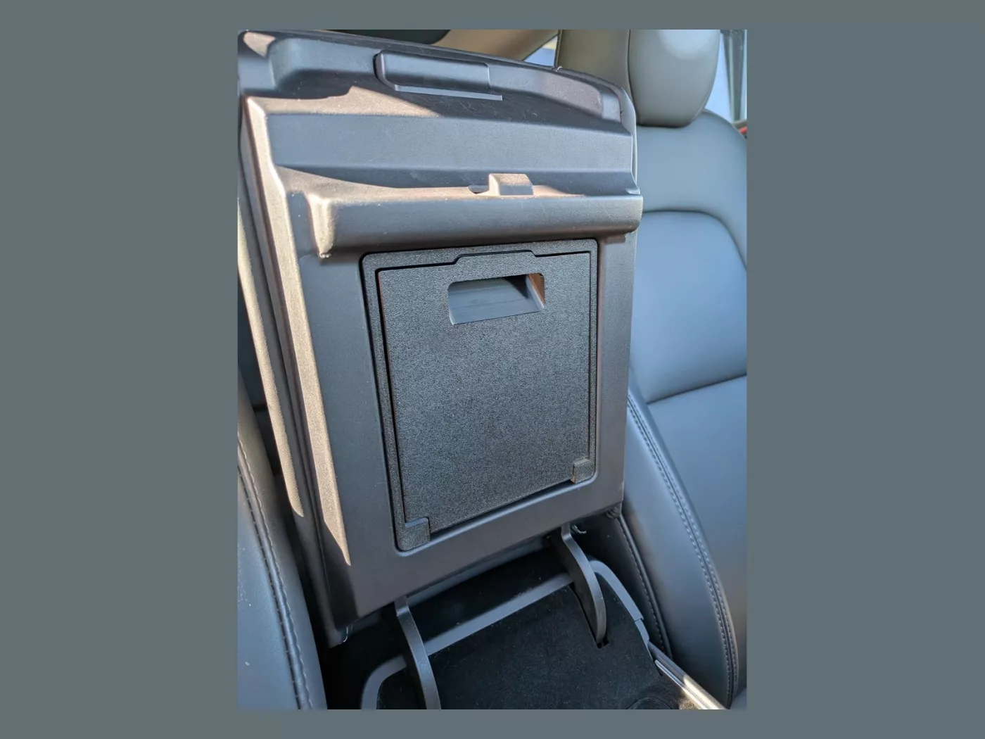 №98 Ящик под подлокотником Tesla Model 3 / Model Y