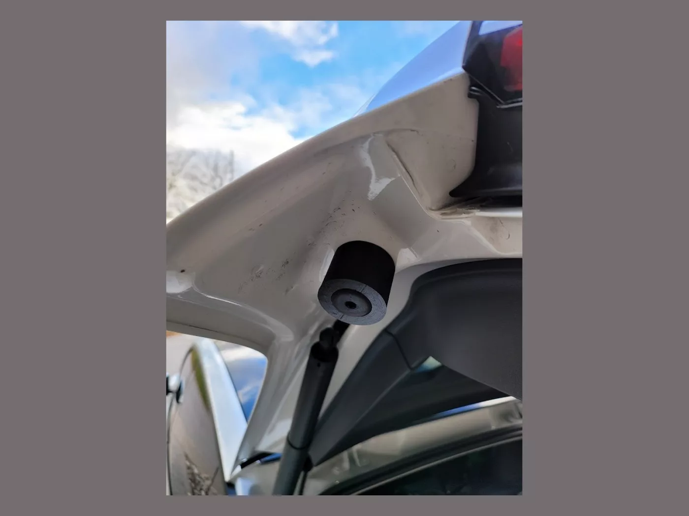 №34 Жёсткие упоры задней двери Tesla Model Y