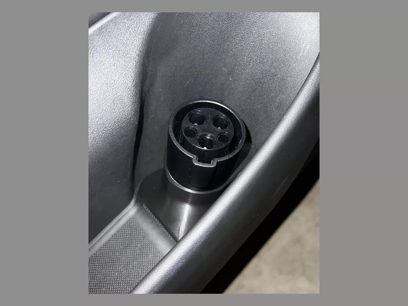 №206 Держатель адаптера J1772 в подстаканнике двери Tesla Model 3