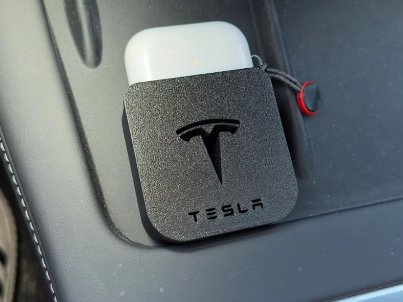 №239 Зарядное устройство для AirPods Pro в Tesla Model Y/3