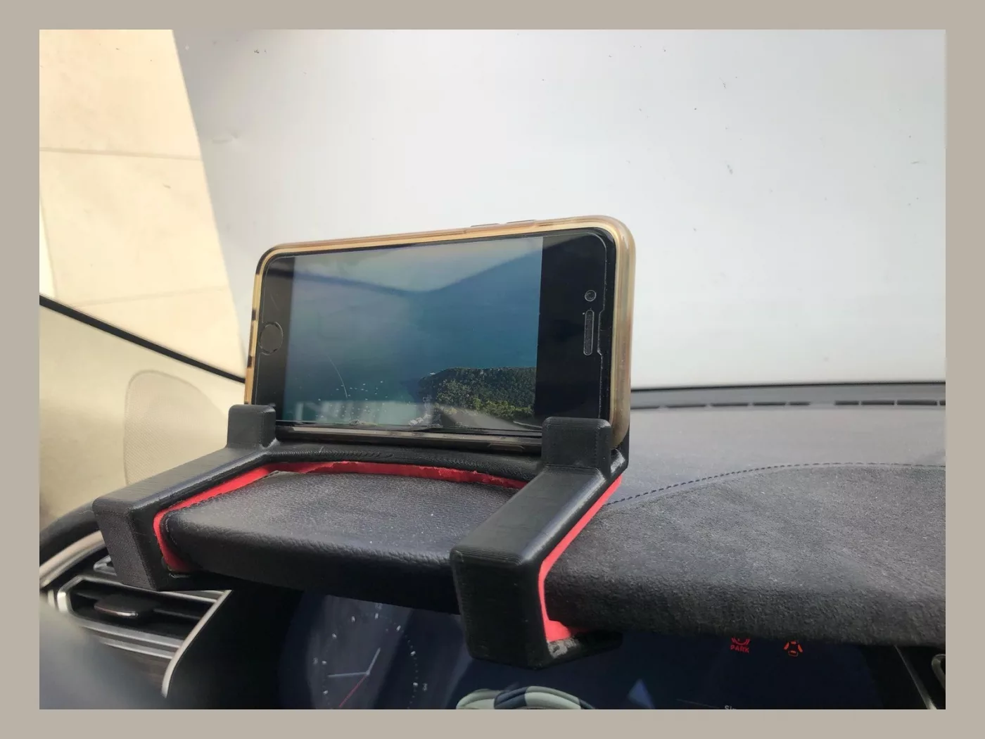 №24 Держатель телефона Tesla Model S