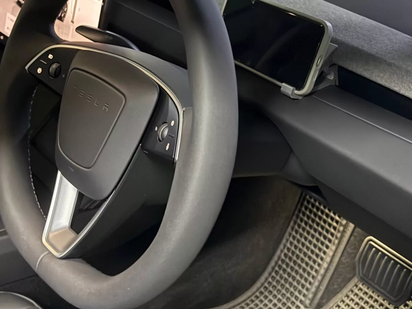 №255 Подставка для iPhone в Tesla Model 3 Highland